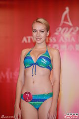 组图：候选亚姐泳装亮相 韩国选手压鼻否认整容