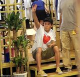 组图：陈冠希带小女友视察潮店 穿情侣衣秀恩爱