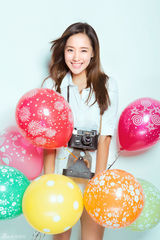 组图：王智写真清新甜美 笑容灿烂似邻家女孩