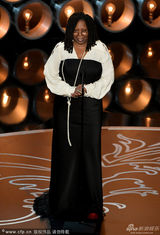 组图：女星乌琵-戈德堡登台侧露小红鞋