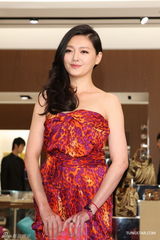 组图：大S笑称结婚1年与老公变熟 造人大计要随缘