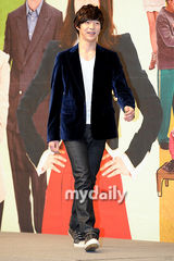 组图：金贤珠朴有天出席《闪闪发光的》发布会