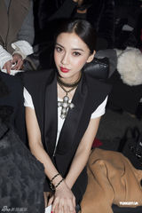 组图：Angelababy现身巴黎时装展 酷帅造型展气场