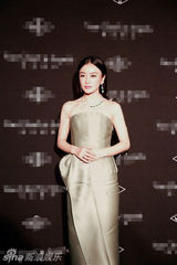 组图：巩俐红裙现身上海 避媒体不谈离婚