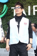 组图：任贤齐李李仁逛花博 开心分享爸爸经