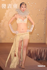 幻灯图：洪小铃露酥胸抢镜 张安琪等火辣走秀