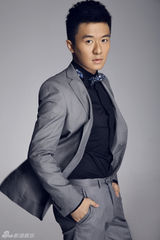 组图：李东恒写真大片 西装革履显优雅气质