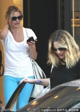 组图：巴里摩尔三婚倒计时 闺蜜迪亚茨作陪选衫