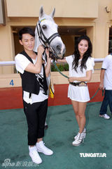 幻灯图：林峰与阿Sa(蔡卓妍)现身马场汗流浃背