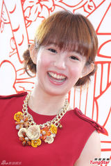 组图：郭书瑶“封胸”代言晒玉背 过年患重感冒