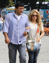 组图：夏奇拉巴西探皮克爱相随 抱爱子母性洋溢