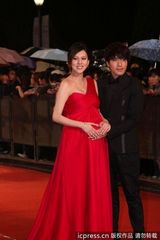 组图：金钟奖红毯卫斯理携大肚娇妻朱芯仪亮相