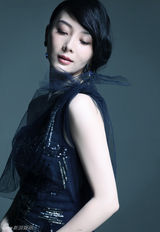 组图：陈数拍摄时尚杂志 长裙曳地展现精致侧颜