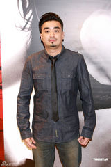 组图：官恩娜金色小洋装亮相 自曝喜买花哨内衣