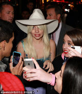 组图：Gaga恢复正常秀爆乳 遭遇粉丝强行合影
