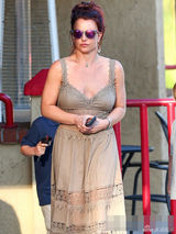 组图：布兰妮吊带裙素颜出街 胸部外扩明显发福