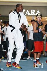 组图：NBA球星霍华德访韩跳马舞与谐星搞笑互动