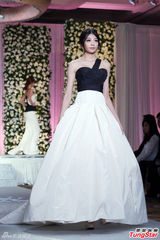 组图：陈思璇穿婚纱沾喜气 期待海岛婚礼