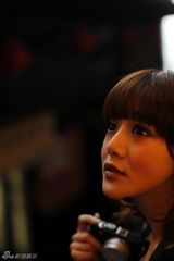 组图：邓家佳台湾写真 再现神隐少女穿梭童话世界