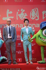 组图：《怪兽大学》剧组徐峥何炅亮相红毯