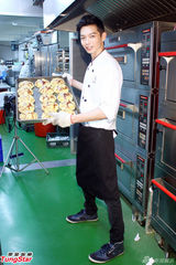 组图：辰亦儒化身面包师 与宅男女神合作