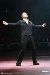 组图：刘德华“体力派”演唱会 与黎明携手同台