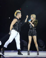 组图：蔡依林爆乳装性感捞金 紧身皮裤秀美腿