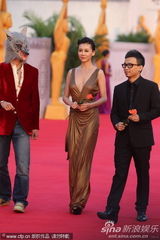 组图：巩新亮深v露乳提裙秀大腿 狼头男造型怪异