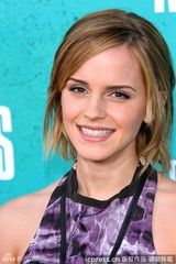 组图：艾玛亮相MTV电影奖 印染连衣裙秀玲珑身段