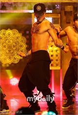 组图：雪莉灿烈主持MCD 金贤重扯衣秀人鱼线