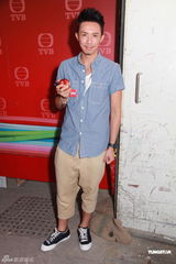 组图：万绮雯无线首拍剧自曝总出错