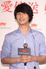 组图：严爵赠千万大礼为母庆生 另一半要孝顺