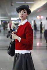 组图：张静初复古学院风现身 猫耳帽清新乖萌