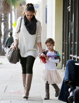 高清组图：杰西卡-阿尔芭街拍白色毛衣搭配长靴