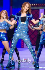 组图：韩国组合献唱《M倒计时》 Kara夺冠泣不成声