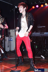 组图：韩国新人组合LED Apple举办首场单独演唱会