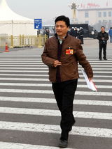 幻灯图：政协会议开幕首日 央视名嘴崔永元迟到