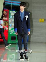 组图：《我结》新情侣亮相 泰民缺席娜恩抱纸板