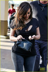 组图：卡戴珊与姐妹外出郊游 镂空衣豪放露半球