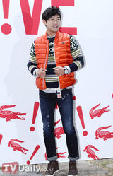 组图：具荷拉朴信惠等靓装出席时尚Party