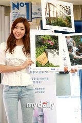 幻灯图：朴韩星举行图片展 宣传其名字命名牛仔裤