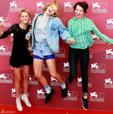 组图：《我们是最棒的》发布 众主演玩“大跳”