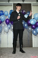 组图：温升豪35岁生日圆歌手梦 唱新歌回馈歌迷