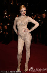 组图：女星戛纳红毯大秀柔术身体对折