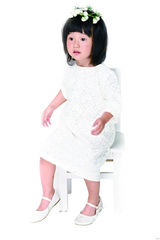 组图：杨雪携爱女登杂志封面