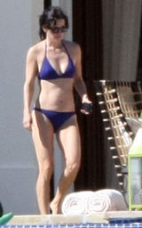 幻灯图：安妮斯顿墨西哥过生日 杰拉德-巴特勒作陪