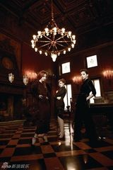 组图：SHE《Elle》古堡写真贵妇装红唇冶艳