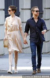 组图：安妮海瑟薇装扮清新可人 与未婚夫十指紧扣