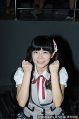 组图：SNH48亮相上海嘟嘴卖萌 与粉丝一一握手