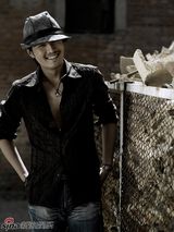 高清组图：于小伟帅气写真 微笑型男善待生活